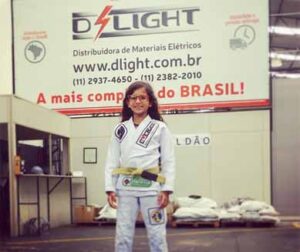Atleta Laís Abreu do jiu-jítsu visita D´Light