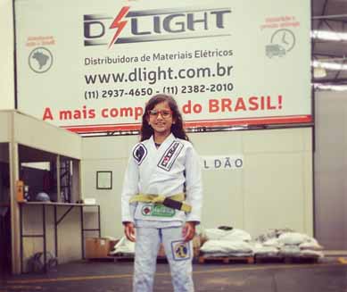 Atleta Laís Abreu do jiu-jítsu visita D´Light